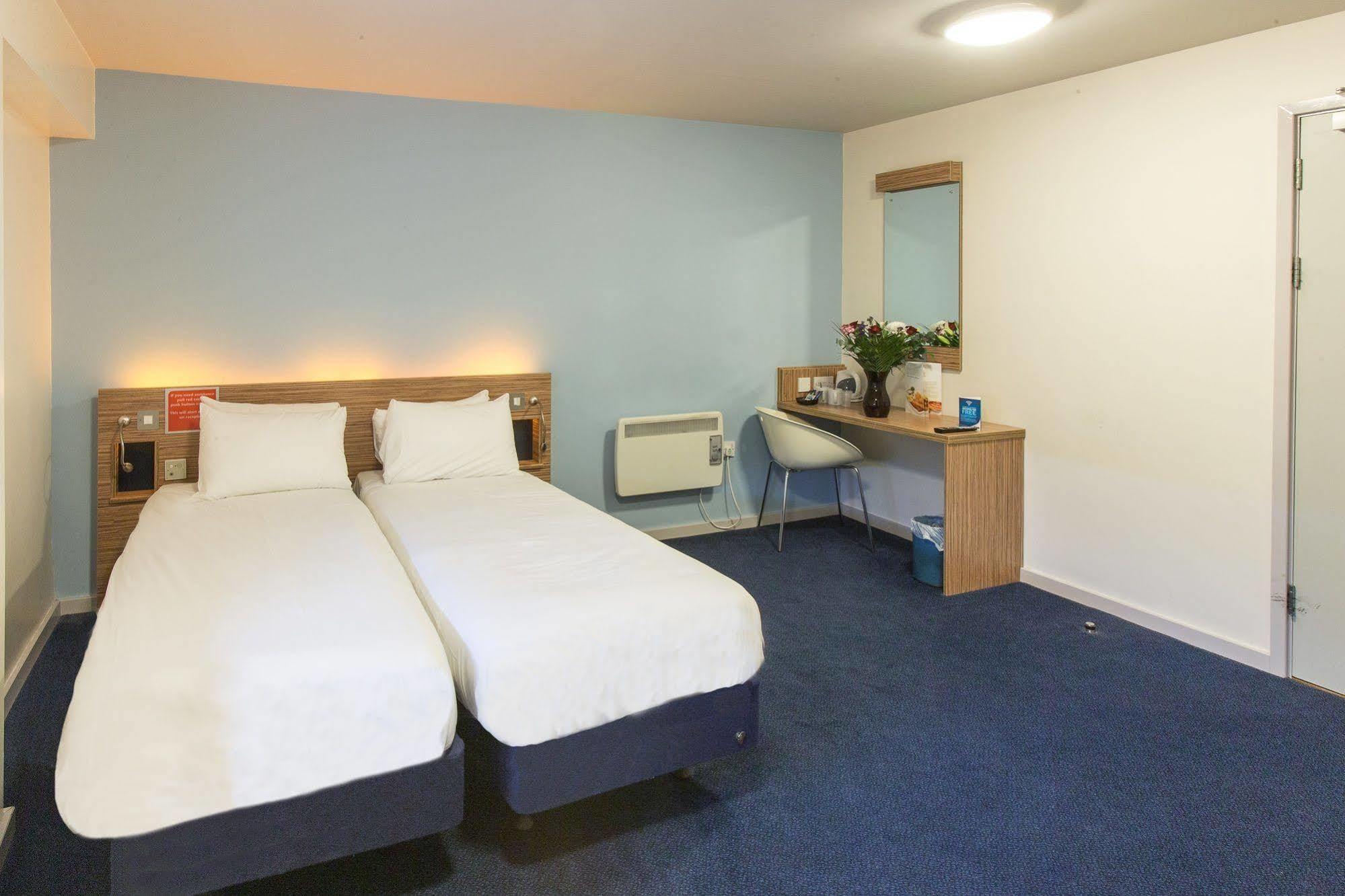 Redwings Lodge Wolverhampton Central Extérieur photo