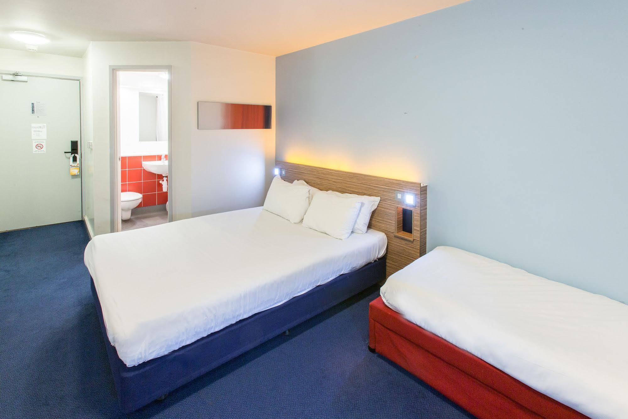 Redwings Lodge Wolverhampton Central Extérieur photo
